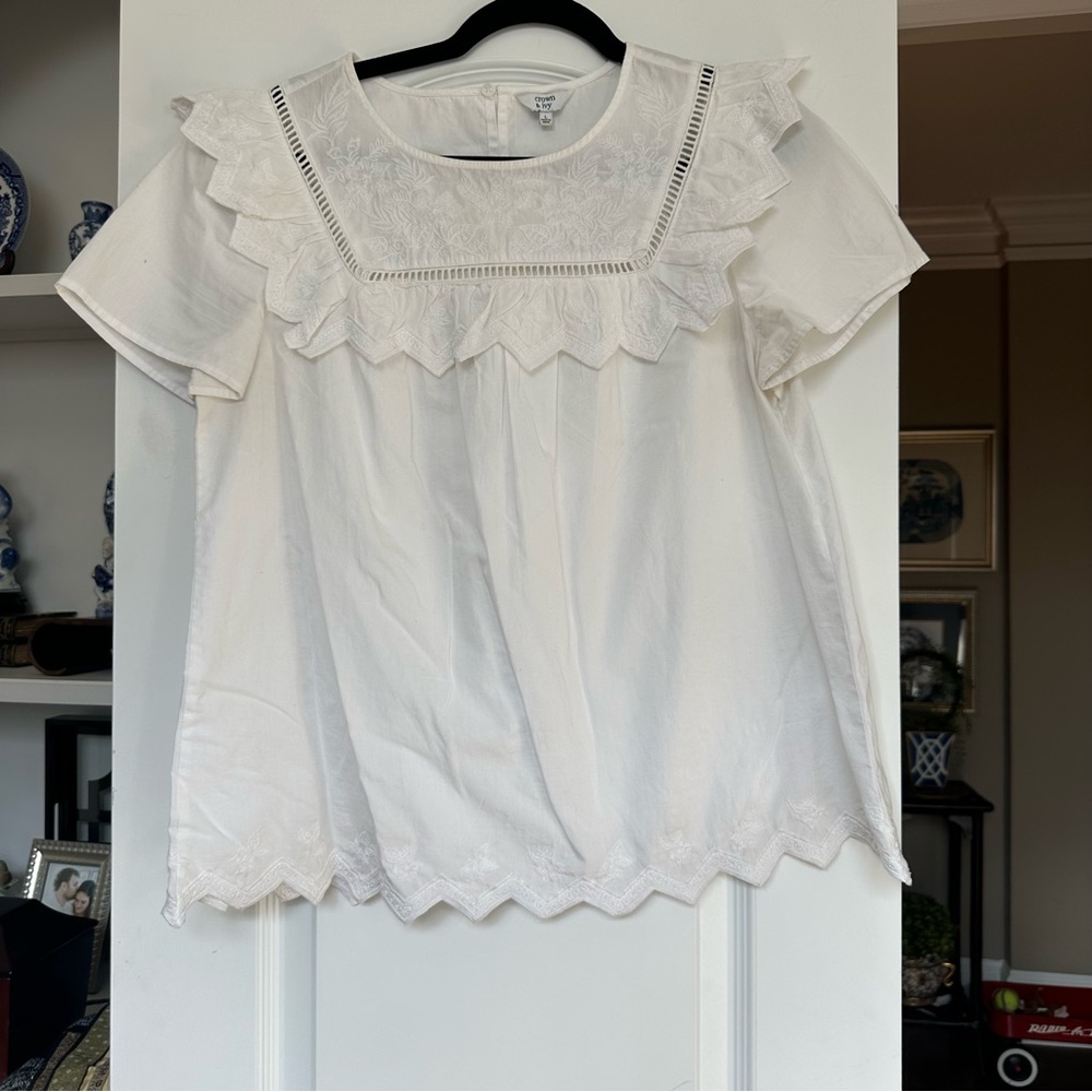 CROWN & IVY white embroidered yoke and scalloped bottom short sleeve top